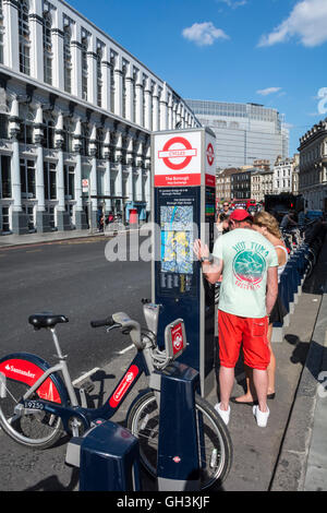 Londres, Angleterre : un couple d'une station d''Santander afficher dans Southwark, Londres, Angleterre, RU Banque D'Images