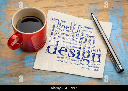 Éléments de conception et règles - un nuage de mots - écriture sur une serviette avec une tasse de café Banque D'Images