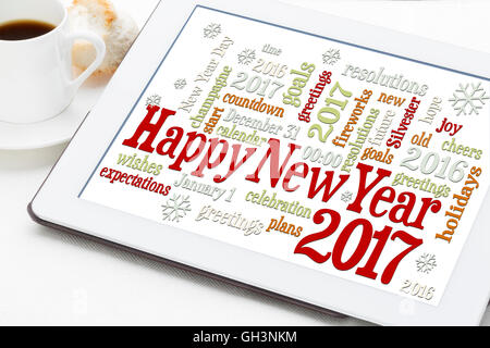 Bonne Année 2017 greetings - Nuage de mots sur une tablette numérique avec une tasse de café Banque D'Images