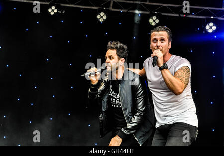 Sean Conlon et Ritchie Neville de pop 5ive effectuer à Custom House Square, dans le cadre de fierté 2016 Belfast Banque D'Images