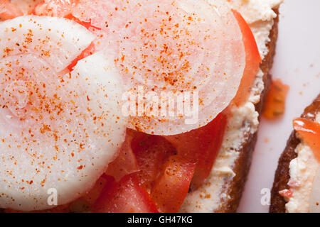 Les tomates et l'oignon pain vue d'en haut sur les aliments Banque D'Images