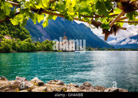 Low Angle View of la château de Chillon de sous un treillis, Veytaux, Canton de Vaud, Suisse Banque D'Images