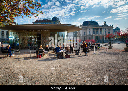 Les personnes bénéficiant d'un café ou un thé à l'extérieur dans un carré au début de l'automne, le théâtre Strasse, Zurich, Suisse Banque D'Images