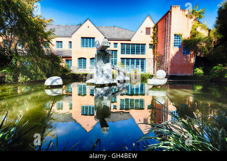 Vue d'une sculpture moderne dans un étang Portail 'reste' par Horace Farlowe, motifs de sculptures, Hamilton, New Jersey Banque D'Images