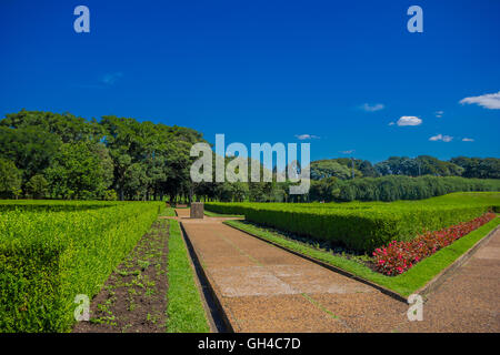 CURITIBA, BRÉSIL - 12 MAI 2016 : belle vue depuis le jardin de style français avec des formes géométriques Banque D'Images