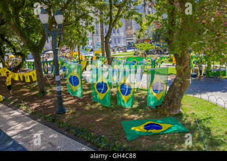 CURITIBA, BRÉSIL - 12 MAI 2016 : drapeaux brésiliens pendant du les arbres comme protestation contre le gouvernement brésilien Banque D'Images