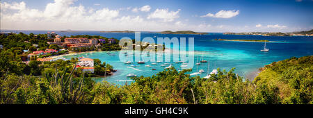 High Angle Vue panoramique sur une baie avec bateaux ancrés, Cruz Bay Harbor, St John, US Virgin Islands Banque D'Images