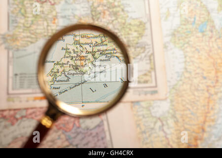 Loupe en face d'une carte de Plymouth Banque D'Images