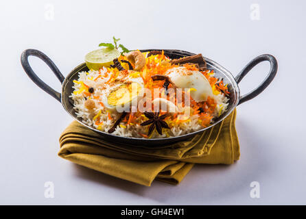 Riz Basmati cuit lentement avec Masala oeuf et épices servi dans kadhai ou kadai avec une trempette au yogourt, selective focus Banque D'Images