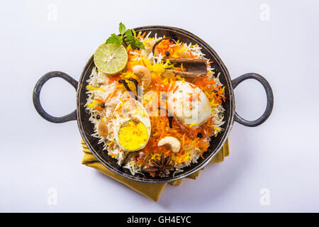 Riz Basmati cuit lentement avec Masala oeuf et épices servi dans kadhai ou kadai avec une trempette au yogourt, selective focus Banque D'Images