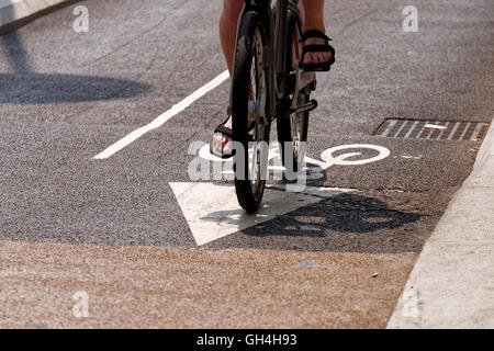 Les cyclistes à l'aide du nouveau cycle Superhighway TFL dans le centre de Londres Banque D'Images