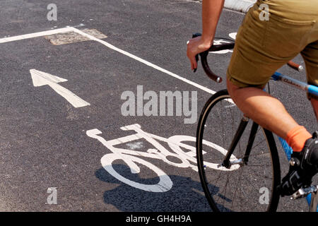 Les cyclistes à l'aide du nouveau cycle Superhighway TFL dans le centre de Londres Banque D'Images