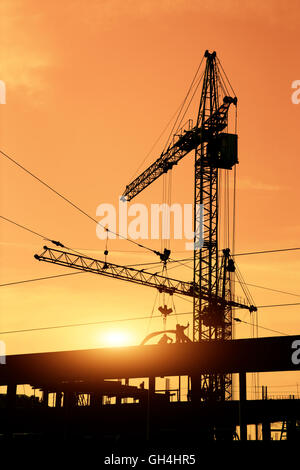 Deux grues de construction et les travailleurs de la construction sur place Banque D'Images