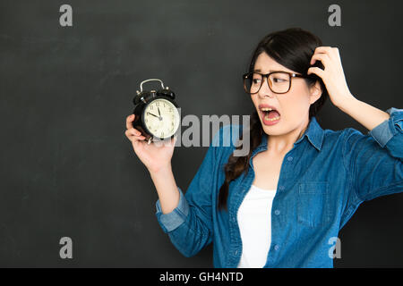 Ne jamais attendre l'heure pour les gens qui toujours étudiant oversleep Banque D'Images