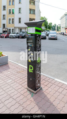 Moscou, Russie - 07 juillet 2016 : : Parking machine dans la place en face de l'ambassade d'Espagne Banque D'Images