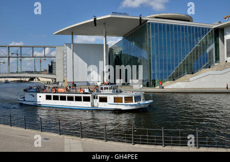 Géographie / Allemagne, voyage, excursion en bateau avant de Marie-Elisabeth-Lüders-Haus (Marie Elisabeth Lueders House) et Paul-Löbe-Haus (maison), Paul Loebe Reichstagsufer (Reichstag), au bord de la rivière Spree Spree (virage), quartier du gouvernement, la masse du public, Berlin, Freedom-Of-Panorama Banque D'Images