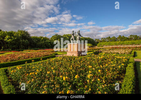 Le mémorial Piper Alpha dans la reine mère Rose Garden à Hazlehead Park, Aberdeen, Écosse, Royaume-Uni Banque D'Images