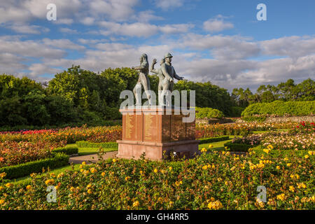 Le mémorial Piper Alpha dans la reine mère Rose Garden à Hazlehead Park, Aberdeen, Écosse, Royaume-Uni Banque D'Images