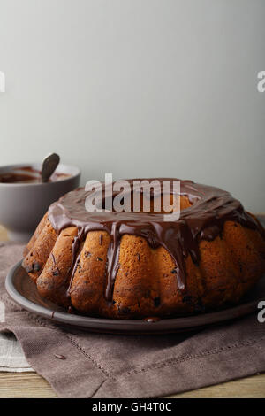 Gâteau bundt chocolat sur l'assiette. Close-up de l'alimentation Banque D'Images