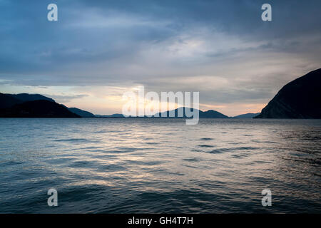 Coucher du soleil d'été sur le lac d'Iseo. Iseo, Lombardie. Italie Banque D'Images
