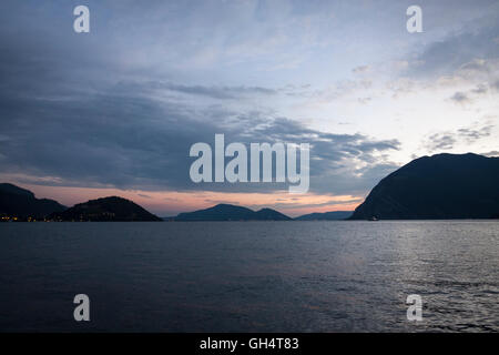 Coucher du soleil d'été sur le lac d'Iseo. Iseo, Lombardie. Italie Banque D'Images