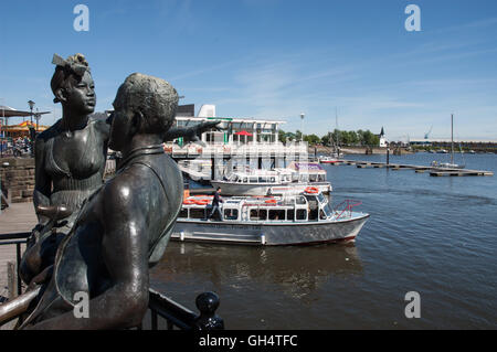 Statue en bronze "des gens comme nous" par John Clinch surplombe le port intérieur à Cardiff Bay Banque D'Images