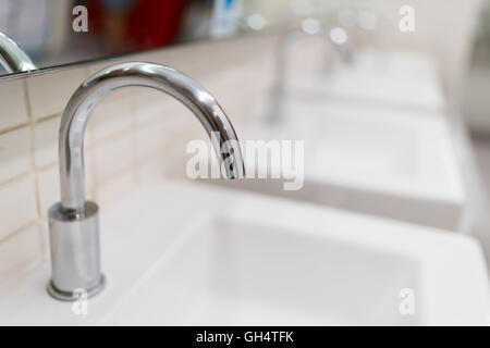 Robinet d'eau dans les toilettes modernes, l'effet de profondeur de champ Banque D'Images