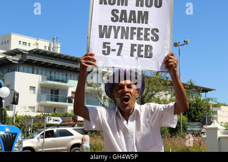 Un homme d'Afrique du Sud dans la rue brandissant une bannière et criant à la parade des vins de Stellenbosch 2016 Banque D'Images