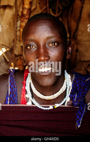Géographie / billet, en Tanzanie, une jeune femme Masai avec collier traditionnel dans le village Kiloki, Serengeti, Additional-Rights Clearance-Info-Not-Available- Banque D'Images