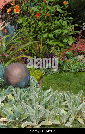 Stachys, cuivre ball accent dans jardin Banque D'Images