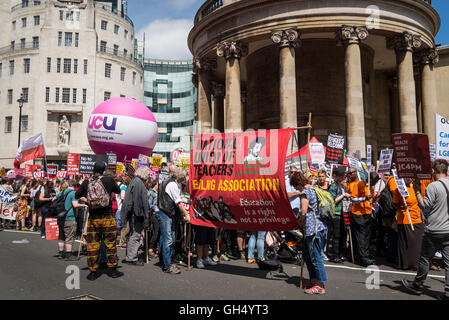 Plus d'austérité - Non au racisme - conservateurs doivent aller, manifestation organisée par l'Assemblée des peuples, le samedi 16 juillet 2016, Londres, Banque D'Images