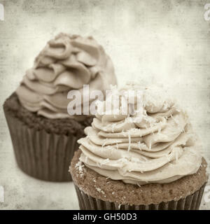 Vieux papier fond texturé avec givrage tourbillonné avec cupcake Banque D'Images