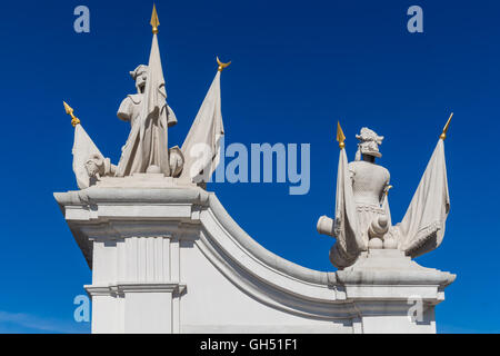 Détail d'une porte au château de Bratislava, Slovaquie, qui fait partie du patrimoine mondial de l'UNESCO. Statues de drapeaux. Bright Banque D'Images