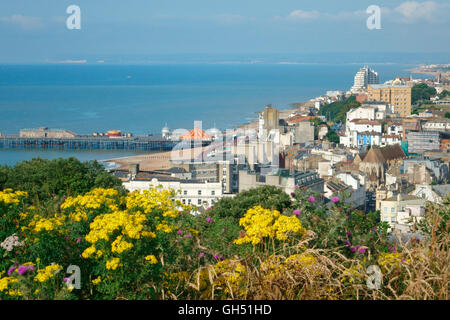 Vue sur la ville de Hastings à la nouvelle jetée, à Eastbourne et Beachy Head au loin, East Sussex, Angleterre, RU, FR Banque D'Images