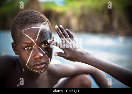 Jeune garçon de Suri tribu avec bodypainting traditionnels. Banque D'Images