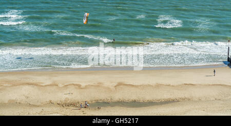 Kite surfer s'approche de la plage de Bournemouth Banque D'Images