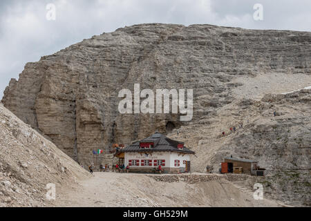 Rifugio Forcella Pordoi (2,848 m), la cabane de montagne sur la route de Sass Pordoi au Piz Boe, Dolomites, Italie Banque D'Images