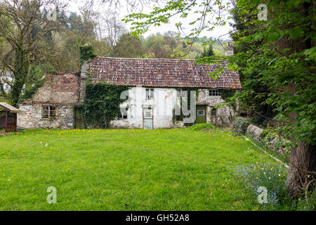 L'abandon d'un cottage dans le village de Tintern sur la rivière Wye, Monmouthshire, Wales, UK Banque D'Images