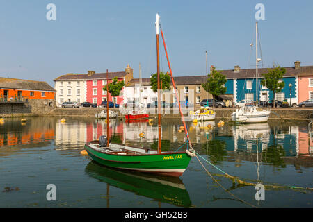 Terrasses colorées des maisons du port intérieur de ligne à Aberaeron, Ceredigion, pays de Galles, Royaume-Uni Banque D'Images