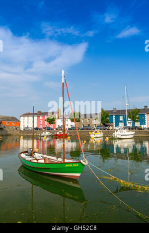 Terrasses colorées des maisons du port intérieur de ligne à Aberaeron, Ceredigion, pays de Galles, Royaume-Uni Banque D'Images