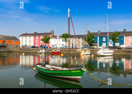 Terrasses colorées des maisons du port intérieur de ligne à Aberaeron, Ceredigion, pays de Galles, Royaume-Uni Banque D'Images