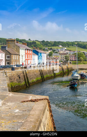 Terrasses colorées de ligne de maisons du port de Aberaeron, Ceredigion, pays de Galles, Royaume-Uni Banque D'Images