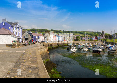 Terrasses colorées de ligne de maisons du port de Aberaeron, Ceredigion, pays de Galles, Royaume-Uni Banque D'Images