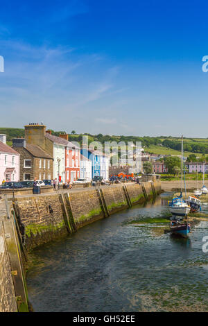 Terrasses colorées de ligne de maisons du port de Aberaeron, Ceredigion, pays de Galles, Royaume-Uni Banque D'Images