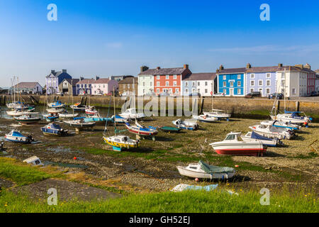 Terrasses colorées de ligne de maisons du port de Aberaeron, Ceredigion, pays de Galles, Royaume-Uni Banque D'Images