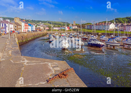 Terrasses colorées de ligne de maisons du port de Aberaeron, Ceredigion, pays de Galles, Royaume-Uni Banque D'Images