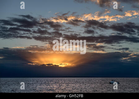 Coucher de soleil sur Quilalea Island dans l'archipel des Quirimbas, parc national du Mozambique Banque D'Images