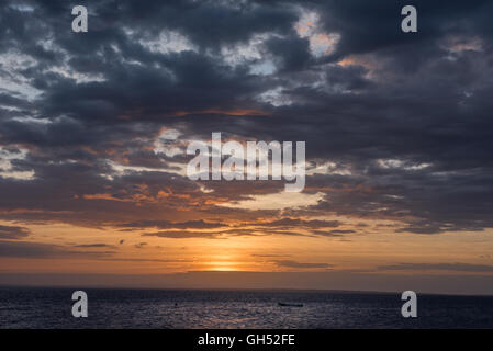 Coucher de soleil sur Quilalea Island dans l'archipel des Quirimbas, parc national du Mozambique Banque D'Images