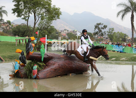 L'Allemand Michael Jung sur Sam FBW durant la tenue de cross-country individuel concours complet au Centre Équestre Olympique sur le troisième jour de la Jeux Olympiques de Rio, au Brésil. Banque D'Images