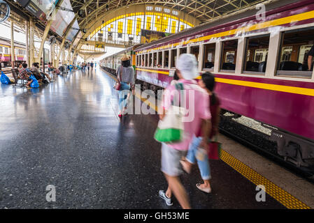 Marche de passagers au parc train diesel platfrom numéro 6 à Bangkok en Thaïlande Banque D'Images